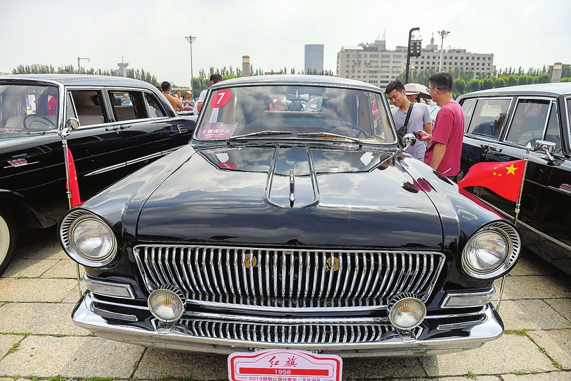 長春市民觀賞紅旗經典收藏車 感受紅旗文化內涵