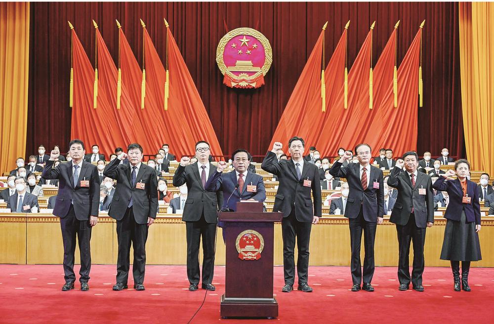 履職盡責謀發展 奮楫揚帆再啟航——吉林省第十四屆人民代表大會第一次會議剪影_fororder_當選的省人民政府省長、副省長進行憲法宣誓。