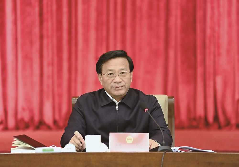 履職盡責謀發展 奮楫揚帆再啟航——吉林省第十四屆人民代表大會第一次會議剪影_fororder_1月15日，韓俊代表參加吉林市代表團審議。