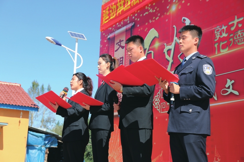 延邊林區兩級法院與村民共同歌唱美好生活