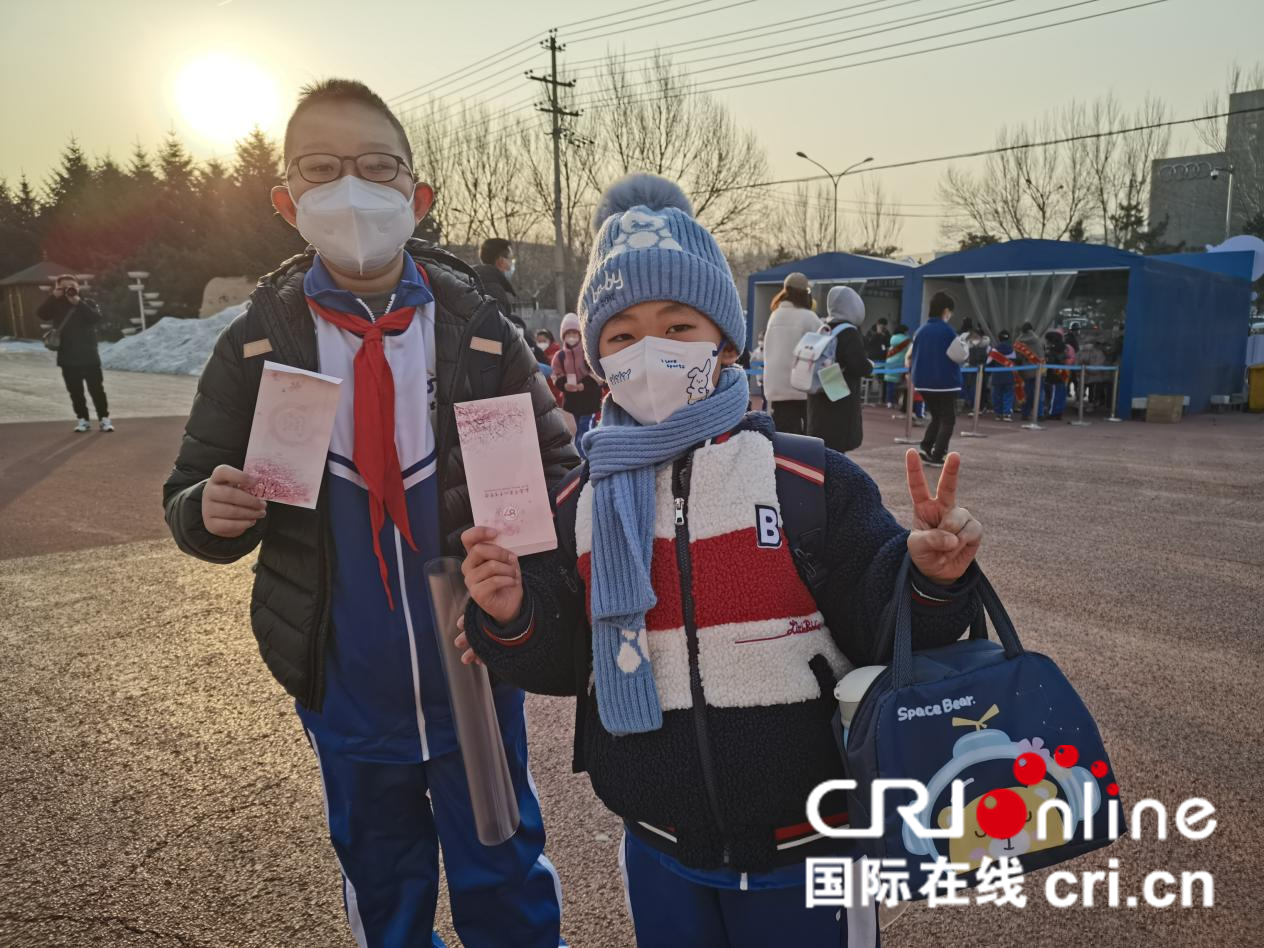 你好，新學期 | 長春1296所中小學校開學 約85萬學生返校_fororder_在長春市87中學，收到返校首日學校發放的溫馨書籤，學生們幸福感滿滿 攝影 王岩