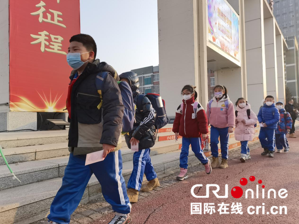 你好，新學期！長春1296所中小學校開學 約85萬學生返校_fororder_學生們秩序井然地走向教學樓 攝影 王岩
