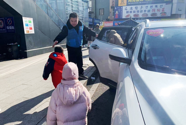 延吉市150余輛愛心車輛免費接送遊客