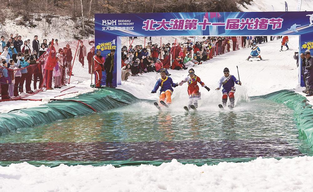 吉林市北大湖滑雪場舉辦“光豬節”_fororder_01b67b4e-85b6-4a8c-9ec4-56e9e395437f
