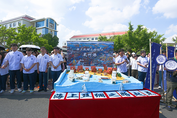 國際商學院展區，同學們設計製作海上絲綢之路主題展 供圖 吉林外國語大學_fororder_圖片22