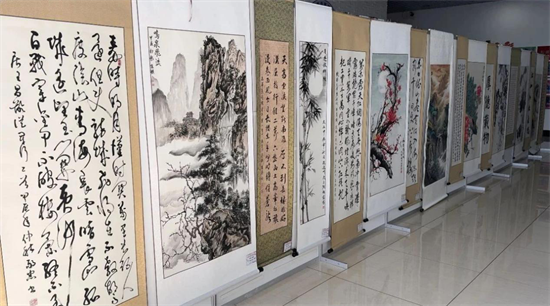 延邊州安圖縣舉辦書畫攝影展喜迎國慶_fororder_吉林安圖書畫1