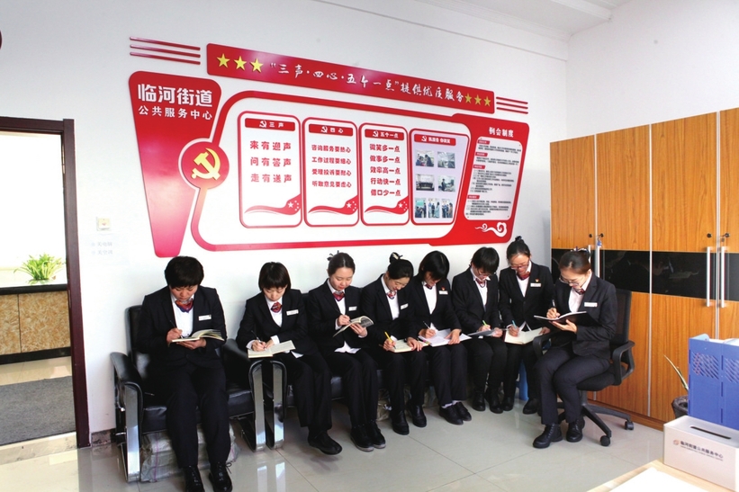 長春經開區臨河街道辦事處班子成員排班坐窗口為居民服務