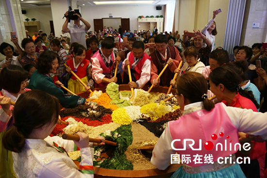 04【吉林】【供稿】【CRI看吉林（標題）】【關東黑土（延邊）】【移動版（圖）】延邊州延吉市600余位老人參加“千壽宴”