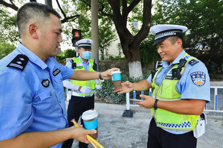 （B 平安江蘇圖文 焦點圖輪播 chinanews帶圖列表） 南京市公安局交通管理局第八大隊給執勤交警送“清涼”