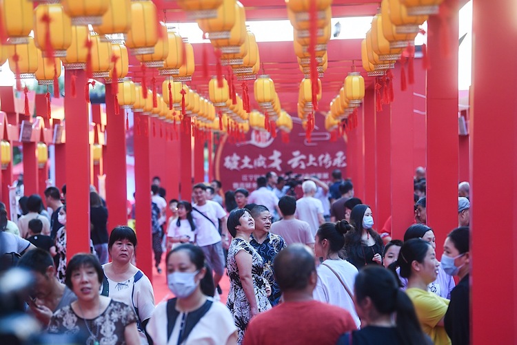 （B 財經列表 三吳大地南京 移動版）首屆鄉土人才“三帶兩助”文創夜市在龍湖南京龍灣天街舉行