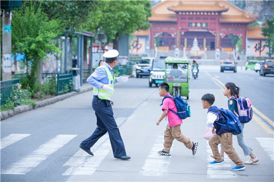 （有修改）（B 原創 三吳大地南京 移動版）連雲港灌雲縣公安局輔警侍東亮：日均萬餘步 “微信運動”曬出輔警擔當