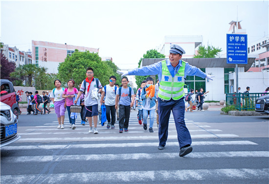 （有修改）（B 原創 三吳大地南京 移動版）連雲港灌雲縣公安局輔警侍東亮：日均萬餘步 “微信運動”曬出輔警擔當