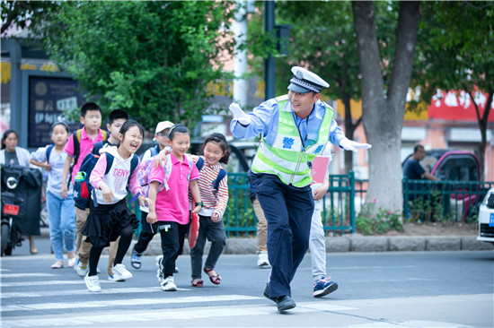 （有修改）（B 原創 三吳大地南京 移動版）連雲港灌雲縣公安局輔警侍東亮：日均萬餘步 “微信運動”曬出輔警擔當