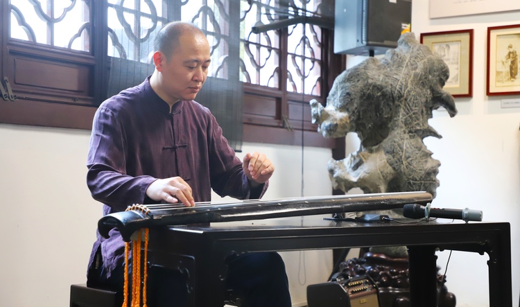 （B 文娛列表 chinanews帶圖 移動版）“怡然松風2020中國古琴名家怡園雅集音樂會”亮相蘇州怡園