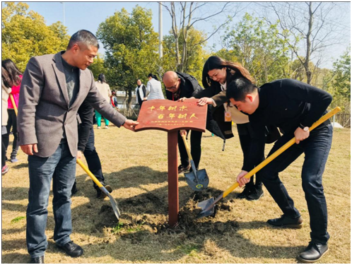 （供稿 企業圖文摘要列表 三吳大地蘇州 移動版）蘇州華潤萬家開展校企聯合植樹公益活動