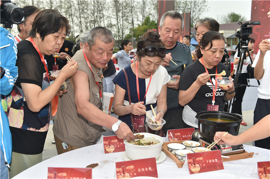 （B 文娛列表 三吳大地南京 移動版）賦能新消費 南京六合龍袍蟹黃湯包美食節開幕