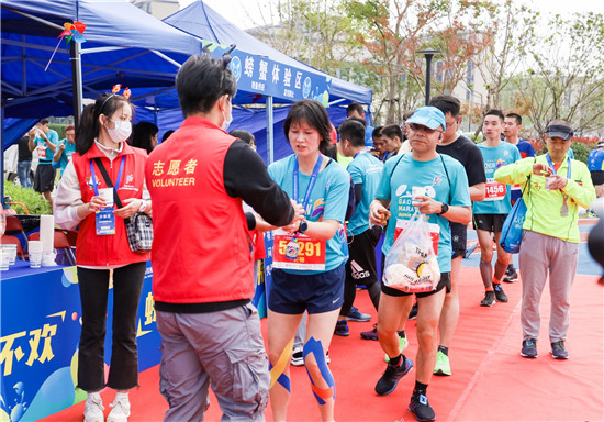 （B 健康列表 三吳大地南京 移動版）2020高淳國際慢城馬拉鬆開跑 螃蟹元素受歡迎