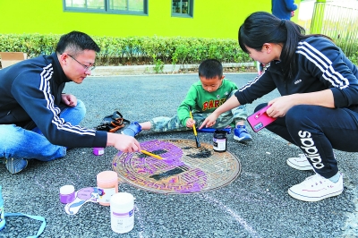 南京萌娃妙筆塗鴉 校園“井”上添花