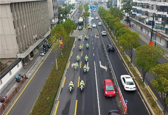 蘇州姑蘇交警成立“鐵騎隊”為群眾出行安全護航