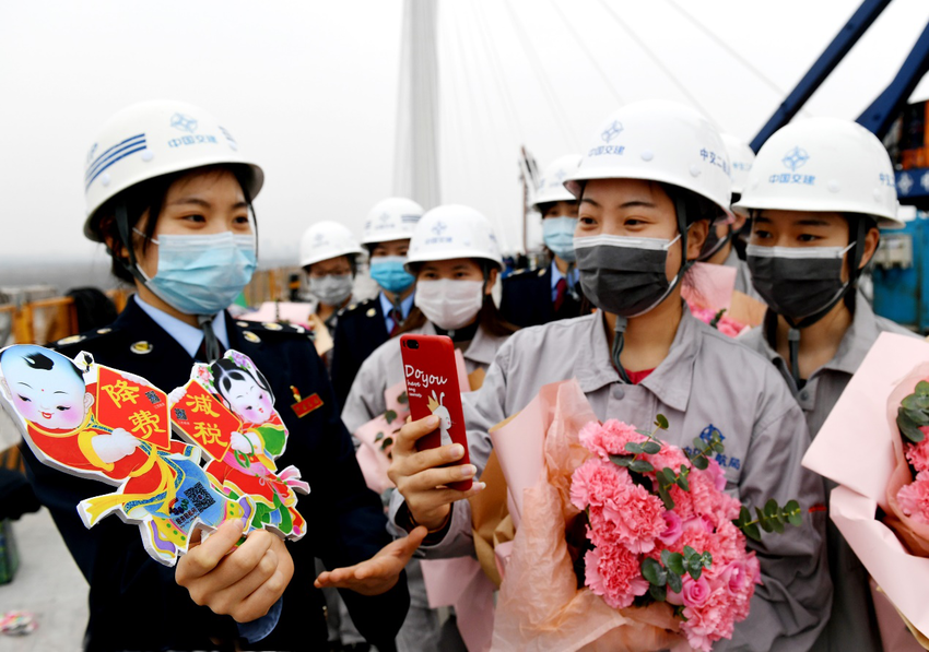 （江蘇省稅務局供稿 chinanews帶圖列表 三吳大地南京 移動版）南京：“巾幗稅宣服務隊”助力重點工程建設