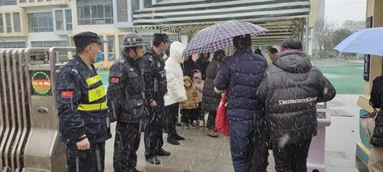 （b 平安江蘇列表 三吳大地泰州 移動版）泰州海陵公安民警：冒雪護平安