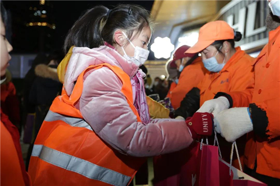 （有修改）（B 教育 三吳大地南京）“一杯薑茶溫暖南京”南京市500多名小小志願者走上街頭慰問環衛工人