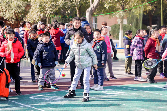 （B 教育 三吳大地南京）南京市龍江小學舉行網球冬季運動會