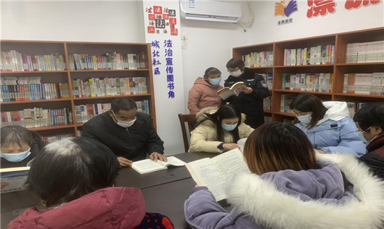 （平安江蘇圖文）南通市海門“法治圖書角”成為家門口的法律“充電站”