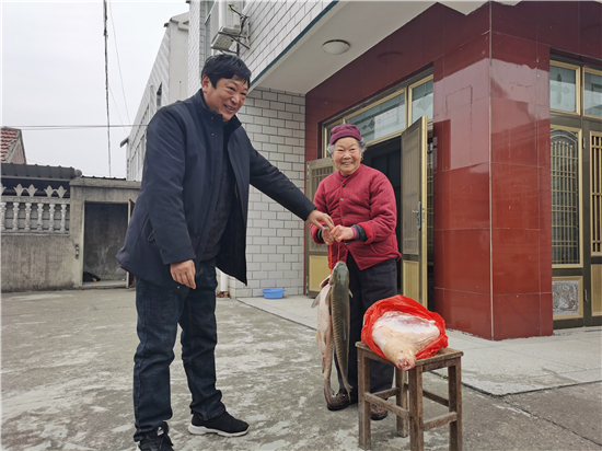 （B 區縣 三吳大地南通）南通如皋市江安鎮周莊社區“煽”旺鄉村“孝”德新風 187名老人喜領年貨