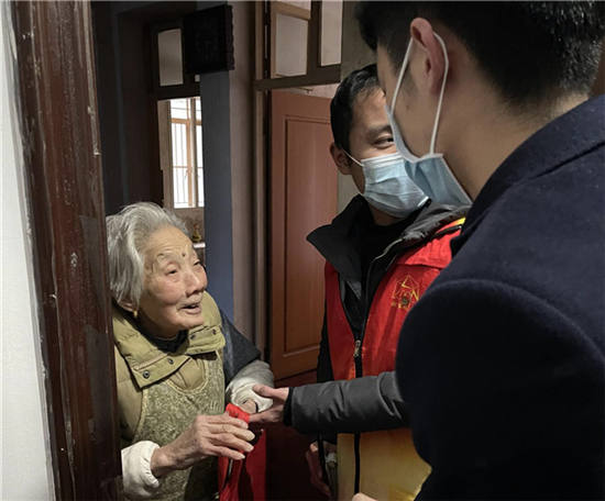 （有修改）（B 財經）恒豐銀行南京分行營業部組織開展“幸福來敲門”新春送福活動