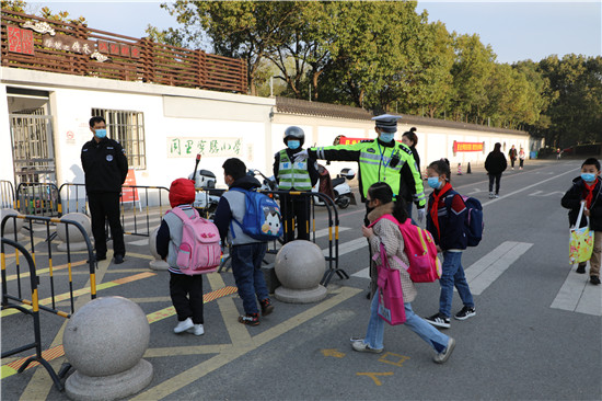 （有修改）（B 平安江蘇列表 三吳大地蘇州 移動版）蘇州同裏交警守衛護學崗 全力護航開學季