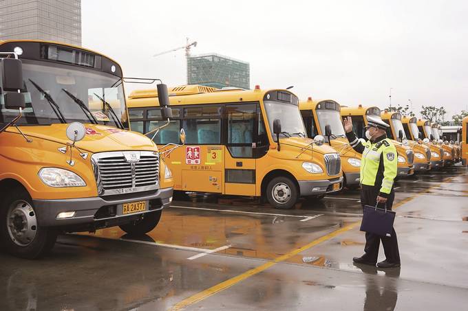 南京浦口交警對校車進行安全大檢查