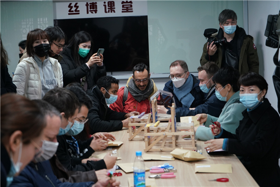 （有修改）（B 城市遠洋 三吳大地蘇州）外籍樂手體驗“蘇式年味” 感慨江南文化“都挺好”