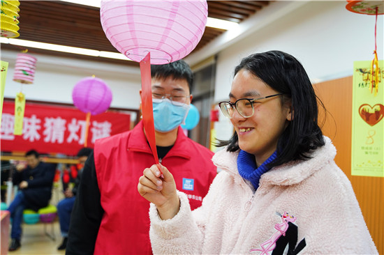 （b 財經列表 三吳大地南京 移動版）迎元宵展央企擔當 中建三局項目部陪特需人群過節