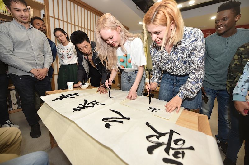 急稿（原創 焦點圖 chinanews帶圖列表 推總網城市頻道）中外青年歡聚南京建鄴書房 唱響友誼之歌