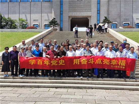 泰州市海陵區工人社區組織黨員赴雨花臺烈士陵園瞻仰革命烈士_fororder_8