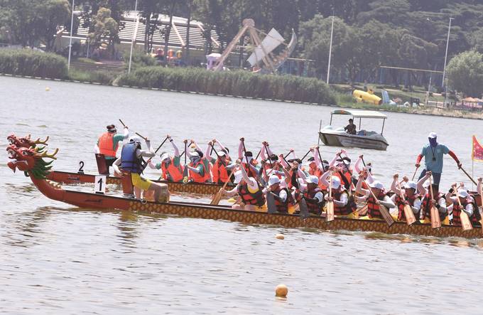 龍舟競渡玄武湖 協力奮楫勇爭先