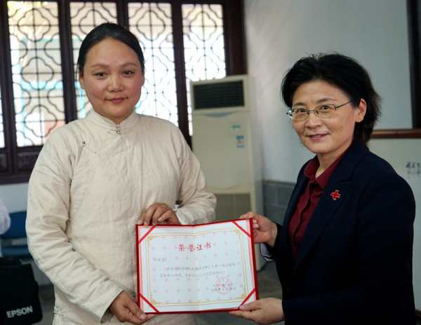 （社會廣角列表 三吳大地蘇州 移動版）鄒英姿：最美蘇繡贈與最美逆行者