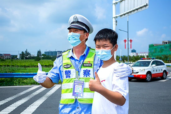 連雲港灌雲縣：小學生探營疫情防控查驗點  “奔跑哥，我想你了”_fororder_2401628055203_.pic_hd