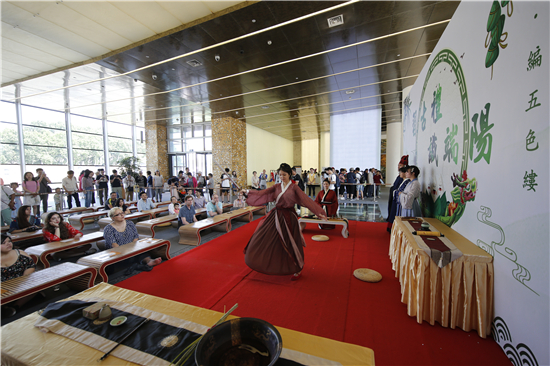 （供稿 本網專稿 三吳大地南京 移動版）外國友人走進南京大報恩寺遺址景區體驗端午節文化（列表頁標題）外國友人走進南京大報恩寺體驗端午節文化