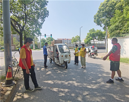 踐行“兩在兩同”無錫榮巷街道織密聯防聯控網 構築防疫“銅墻鐵壁”_fororder_第三段 龔巷路口執勤_副本