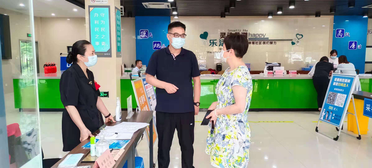 兩在兩同擔使命 疫情防控顯擔當_fororder_1區人大常委會主任趙虹路督導蠡湖社區疫情防控工作