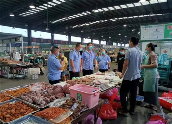 嚴防嚴控 邳州市場監管部門突擊夜查冷鏈食品_fororder_1