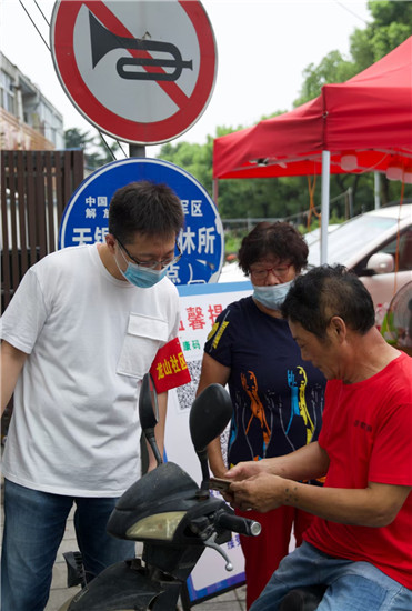 踐行“兩在兩同”無錫榮巷街道織密聯防聯控網 構築防疫“銅墻鐵壁”_fororder_第三段 臺商志願者執勤_副本