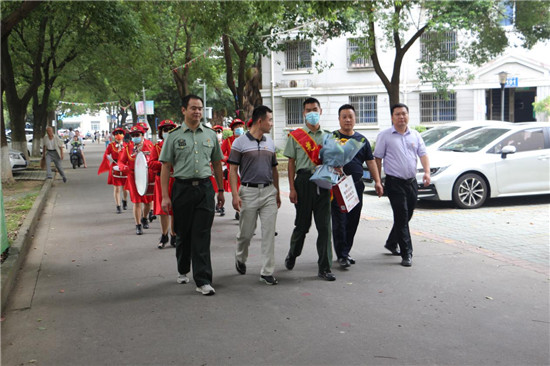 “我為群眾辦實事”無錫新吳“一站式”服務迎接退伍士兵返鄉_fororder_圖片1