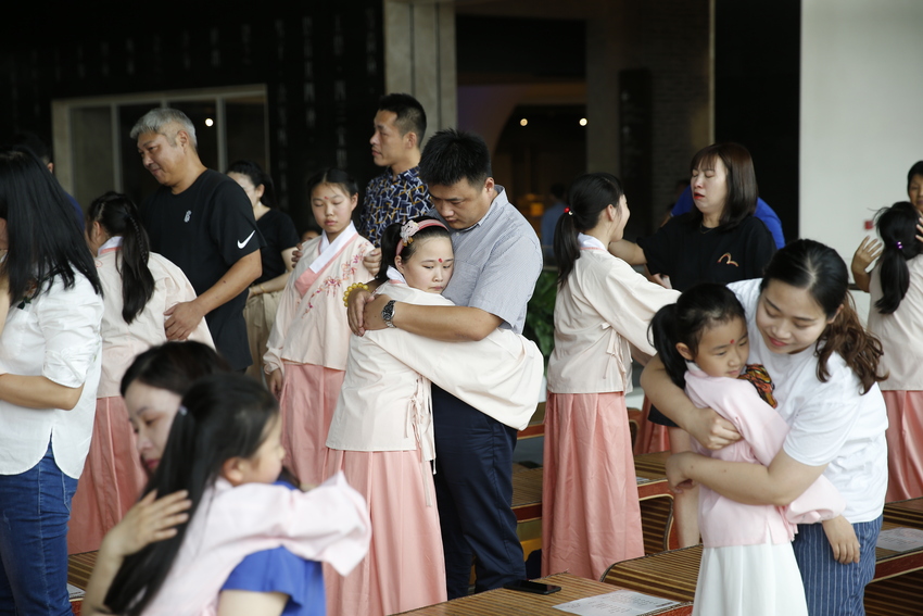 （供稿 旅遊列表 三吳大地南京 移動版）南京大報恩寺舉辦父親節活動 祖孫三代留下溫情瞬間（列表頁標題）南京大報恩寺舉辦父親節專場活動