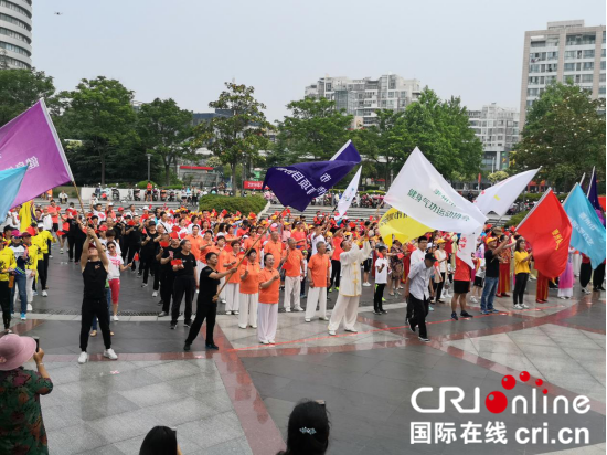 （供稿 社會廣角列表 三吳大地泰州 移動版）2019江蘇省“長江經濟帶”全民健身大聯動泰州分會場啟動（列表頁標題）“長江經濟帶”全民健身大聯動泰州分會場啟動