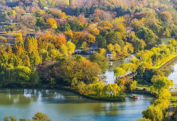 揚州：山明水凈夜來霜 數樹深紅出淺黃