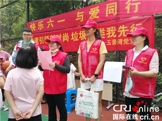 （B 教育圖文 三吳大地蘇州 移動版）蘇州大學老師變身垃圾分類宣傳員  引領垃圾分類時尚