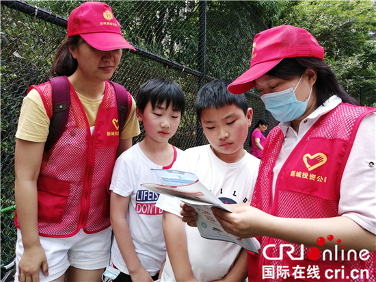 （B 教育圖文 三吳大地蘇州 移動版）蘇州大學老師變身垃圾分類宣傳員  引領垃圾分類時尚